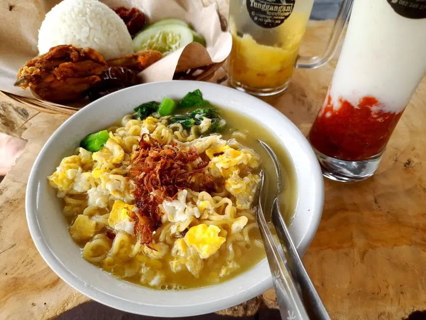 Sarapan lontong berkuah khas Barabai di atas meja kayu